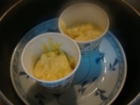 鍋に湯を1-2cm程度張り、耐熱皿を乗せ、その上に4の紙カップをおい<br />
て、蓋をして10分ほど蒸したらできあがり！<br />