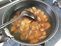 鍋に水を加え、中火にかけます。あさりの殻が開いてきたら調味料を加えてさらに1分程加熱します。<br />