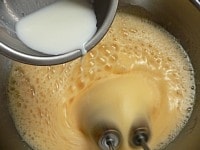 内釜にサラダ油（分量外）を薄くぬる。薄力粉は2～3回ふるう。卵と砂糖をボウルに入れ、湯せんにかけて泡立て、卵液が人肌より少し温かいくらいになったら、湯せんを外し、人肌に温めた牛乳を加えて、しっかりと泡立てる。<br />
<br />