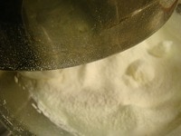 3でできた卵白のメレンゲに、小麦粉をふるいながら入れます。