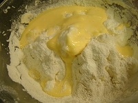 4の卵黄も加えてゴムべらなどで、サックリとまぜます。