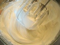 豆乳入りホイップを大きめのボールに入れ、砂糖をふるいいれながら泡だて器でしっかり泡立てます。