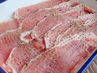 豚肉の筋に包丁を入れ、全体を肉たたきで軽くたたきます。塩こしょう（分量外）を軽くしておきます。