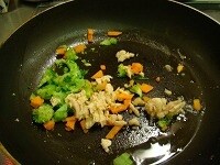 ツナと野菜をフライパンで炒めます。（ツナに油がある場合、油は引かなくてもOK）<br />