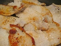 フライパンにサラダ油を熱し、豚肉の両面に焼き色がつくまで焼き、一度取り出します。