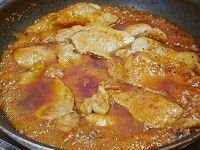 フライパンの余分な油をふき取り、調味料を全て入れてよく混ぜながら煮たたせます。煮汁にとろみが出るまで煮詰めたら、取り出した豚肉を再び加えてタレをからめます。