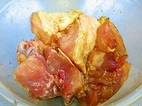 日本酒、みりん、醤油、すりおろした生姜、塩、こしょう、花椒をボールに入れ、ぶつ切りにした鶏肉を加えてよくもみ、下味を付けます。