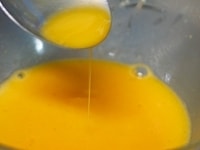 卵を溶き、そこに片栗粉を少しずつ加えながら泡だて器などでよく混ぜます。<br />
<br />
片栗粉は、衣からねっとりとした細い糸が引くようになるまで加えます。