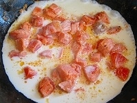 フライパンにオリーブオイル少々と鮭を入れて中火にかけ、鮭を１分ほど炒めたら生クリームとウイスキーを加え、弱火にします。 <br />