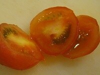 ミニトマトは皮をむき、種をとり出します。<br />