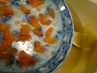 <a href="http://allabout.co.jp/gm/gc/184052/">お湯に溶かしたさつまいもペースト</a>に、3のトマトを加えます。
