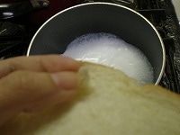 湯で溶いた粉ミルクを小鍋に入れ、食パンの柔らかく白い部分をちぎって入れて、弱火でやわらかくなるまで煮ます（詳しい作り方は<a href="http://allabout.co.jp/gm/gc/322148/">こちら</a>）
