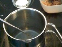 小鍋で分量の水を沸かし、沸騰したら大さじ1程度の水（分量外）で溶いた片栗粉を加えダマが出来ないようよく混ぜます。<br />
