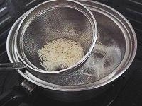 鍋に湯を沸かし、そうめんを半分に折ってから茹でます。茹で上がったら流水でしっかり洗い、水を切っておきます。<br />