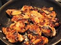テフロン加工のフライパンに、油を敷かずに皮目を下にして鶏肉を並べます。火をかけフタをして3～4分、皮目にしっかりと焼き色がつくまで焼きます。