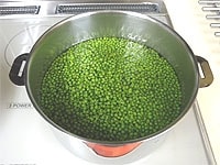 鍋に湯を沸かして山椒を入れる。