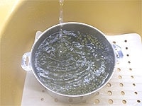 鍋ごと蛇口にもっていき、水を細く出してゆっくりと冷まします。鍋の水を替えて同じように煮て、ゆっくりと冷ます。この手順を3回ほど繰り返します。<br />