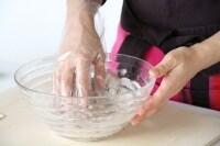 スプーンやゴムベラでざっくり混ぜたら、手でひとまとめにする。唐辛子が入っているので、あれば使い捨て手袋などを使うとよい。<br />