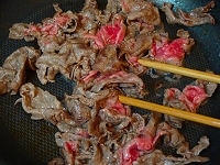 牛肉の色が変わるまで炒める。
