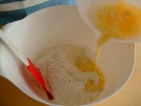 仕込み水（＝卵、水）を加え、更に混ぜていきます。<br />