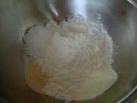 ボウルに強力粉、イースト、砂糖、塩、スキムミルクを入れざっくりと混ぜます。この時、塩とイーストは隣接しないように気をつけましょう。<br />