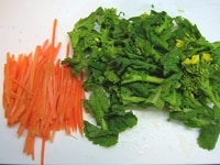 にんじんは皮を剥いて５cm長の千切りに、菜花は３分割に切ります。