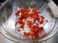 新たまねぎ、トマトはよく切れる包丁で5mm角に切り、ボウルに合わせる。