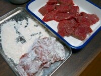 牛肉を食べやすい大きさに切って、肉たたきでたたきます。小麦粉をつけ、余分な粉を落とします。