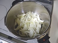 圧力鍋でニンニクとたまねぎを炒める