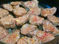 フライパンにオリーブ油とにんにくを入れて火にかけます。にんにくの香りが立ってきたら、牛肉を加えます。両面に焼き色がつくまで焼いたら、牛肉を取り出します。