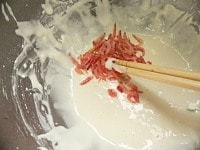 半分ほど揚げて残った衣に桜エビを入れる。残りのアイスプラントに桜エビ入り衣をつけて揚げる。<br />