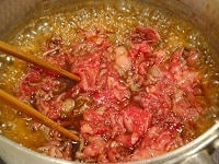 沸騰した2に、下味をつけておいた牛肉を加えます。弱めの中火にし、肉をほぐすようにして軽く混ぜながら牛肉に火を通し、味がしみるよう5分ほど煮ます。アクが出てきたら取り除きます。