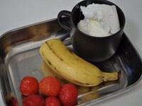 【いちごとバナナのフラッペ】<br />
いちごはヘタをとり、バナナはスライスして、アイスクリームとともにミキサーにかけ、グラスに注ぐ。<br />