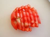 トマトを7～8ミリの厚さに切る<br />