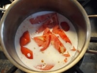 小鍋にトマト、牛乳、塩を入れて中火に。沸騰したら弱火にして5分ほど煮る<br />