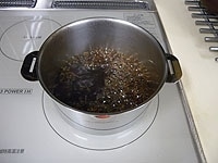 煮汁を強火でさっと沸騰させ、火を止めて冷まします。<br />