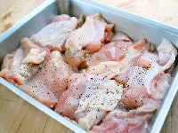 鶏肉を肉たたきでたたくか、厚い部分に斜めに包丁を入れて厚みを均等にし、それぞれ4つぐらいに切り分けます。塩こしょうをして、下味をつけます。