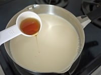 豆乳、グラニュー糖、メープルシロップを鍋にいれ、グラニュー糖がとけるまで温めます。<br />