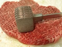 牛肉は肉たたきで全体を叩いて均一にならし、中心が常温になるまで室温に置いておきます。