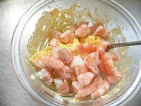ゆで卵をスプーンでほぐし、エビ、マヨネーズを混ぜ、味をみて塩を足す。大人用ならコショウを加えてピリッとさせてもいい。