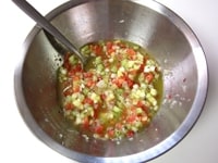 ゴールドキウイ、グリーンキウイ、セロリ、玉ねぎ、トマトを軽く混ぜ、塩（小さじ1/2）、酢、オリーブオイルで和えます。<br />