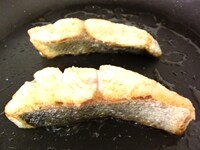 フライパンにオリーブオイル大さじ1/2をいれ、皮目から全体を、中火で焼いていきます。<br />
皿にソースを盛りつけ、焼いた白身魚をのせます。<br />