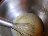 アスパラガスを取り出す。フライパンはそのまま火にかけ続け、ボウルに卵と白ワイン、塩を入れたボウルをフライパンのお湯に浮かべ、手早くかき混ぜながら湯煎する。
