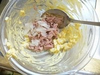 少し残した卵、汁気をきったツナ、玉ねぎのみじん切りを入れ、マヨネーズで味を調える。 