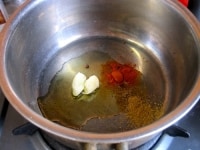 &nbsp;鍋にオリーブオイルと包丁の腹で潰したニンニクを入れ、香りがでてきたら、スパイスと1のソラマメを加えて軽く炒める。
