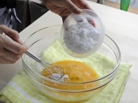 ほぐした卵に砂糖を加えて、よく混ぜる。<br />