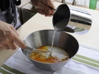 別のボウルに卵を割りほぐし、牛乳を加えてよく混ぜる。