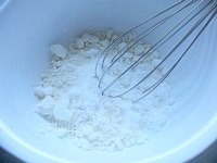 ボウルに薄力粉、ベーキングパウダー、砂糖を入れて泡立て器でグルグルかき混ぜる。