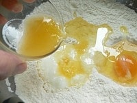 ボウルに薄力粉とベーキングパウダー、砂糖、塩を入れて泡だて器でグルグル混ぜる。次にヨーグルト、卵、サラダ油、オレンジ果汁を加える。<br />