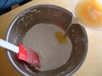 仕込み水（＝全卵、水）を加え、更に混ぜていきます。<br />